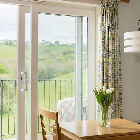 Cosy Beachfront Retreat With Stunning Sea Views & Free Access To A Local Indoor Pool Talland Exterior photo