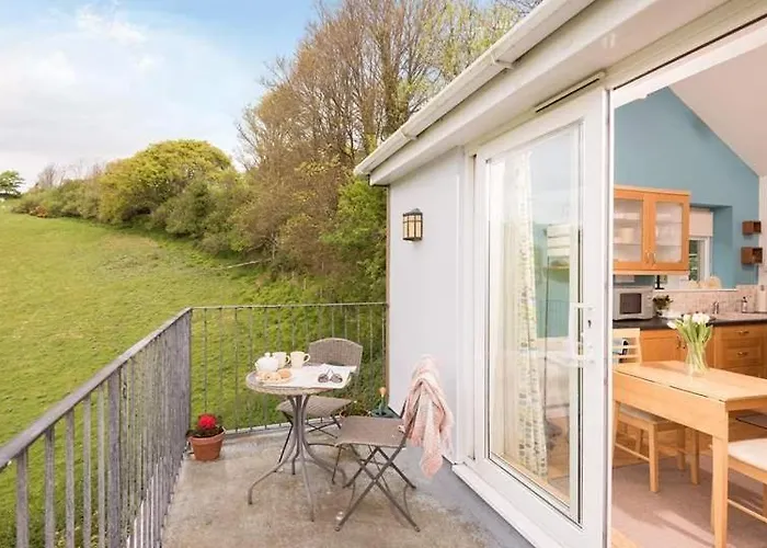 Cosy Beachfront Retreat With Stunning Sea Views & Free Access To A Local Indoor Pool