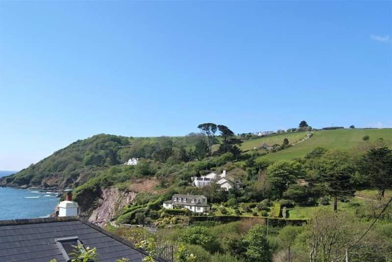 Cosy Beachfront Retreat With Stunning Sea Views & Free Access To A Local Indoor Pool Holiday home *