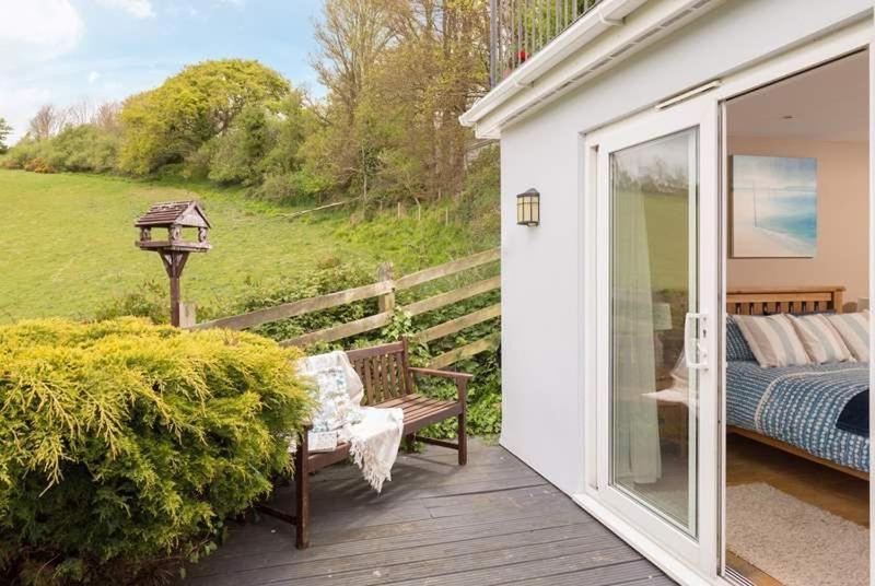 Cosy Beachfront Retreat With Stunning Sea Views & Free Access To A Local Indoor Pool Holiday home Talland