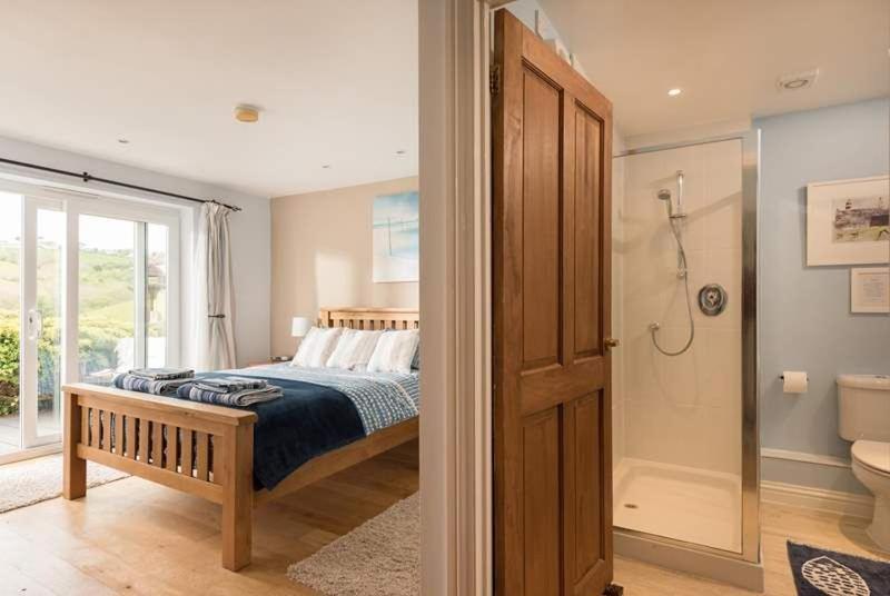 Cosy Beachfront Retreat With Stunning Sea Views & Free Access To A Local Indoor Pool Holiday home Talland