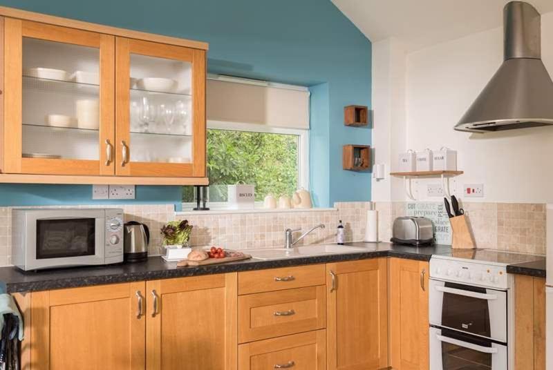 Cosy Beachfront Retreat With Stunning Sea Views & Free Access To A Local Indoor Pool Holiday home