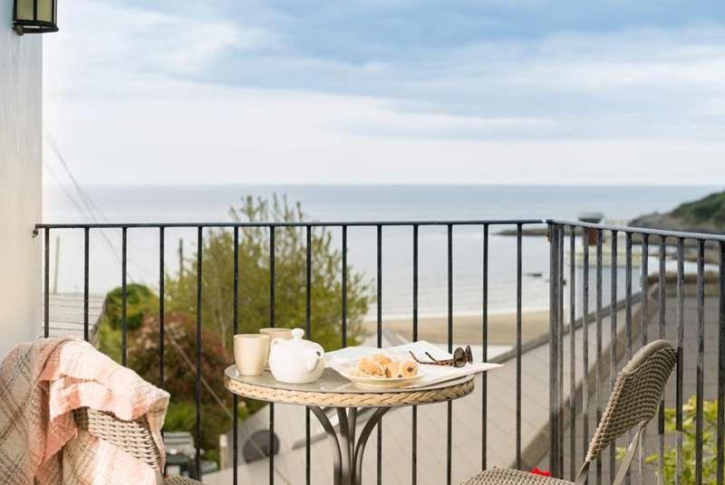 Cosy Beachfront Retreat With Stunning Sea Views & Free Access To A Local Indoor Pool Holiday home Talland