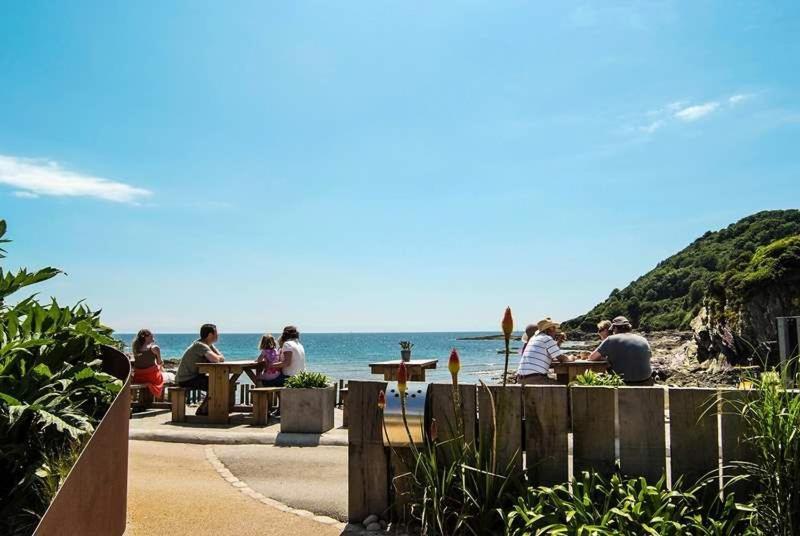 Cosy Beachfront Retreat With Stunning Sea Views & Free Access To A Local Indoor Pool Holiday home
