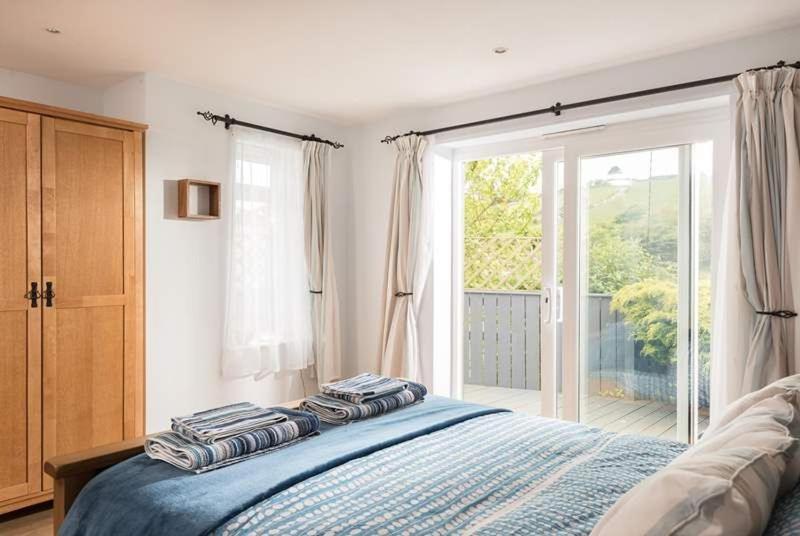 Cosy Beachfront Retreat With Stunning Sea Views & Free Access To A Local Indoor Pool *