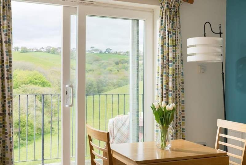 Cosy Beachfront Retreat With Stunning Sea Views & Free Access To A Local Indoor Pool *