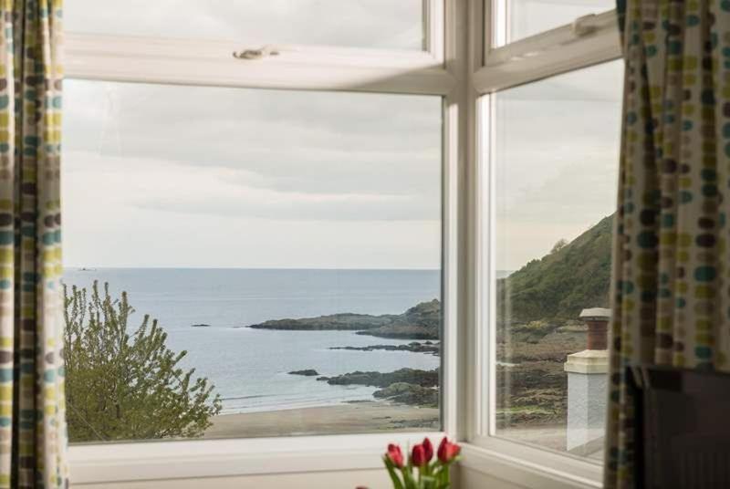 Holiday home Cosy Beachfront Retreat With Stunning Sea Views & Free Access To A Local Indoor Pool *