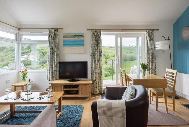 Cosy Beachfront Retreat With Stunning Sea Views & Free Access To A Local Indoor Pool Holiday home *