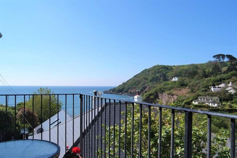 Cosy Beachfront Retreat With Stunning Sea Views & Free Access To A Local Indoor Pool Holiday home *