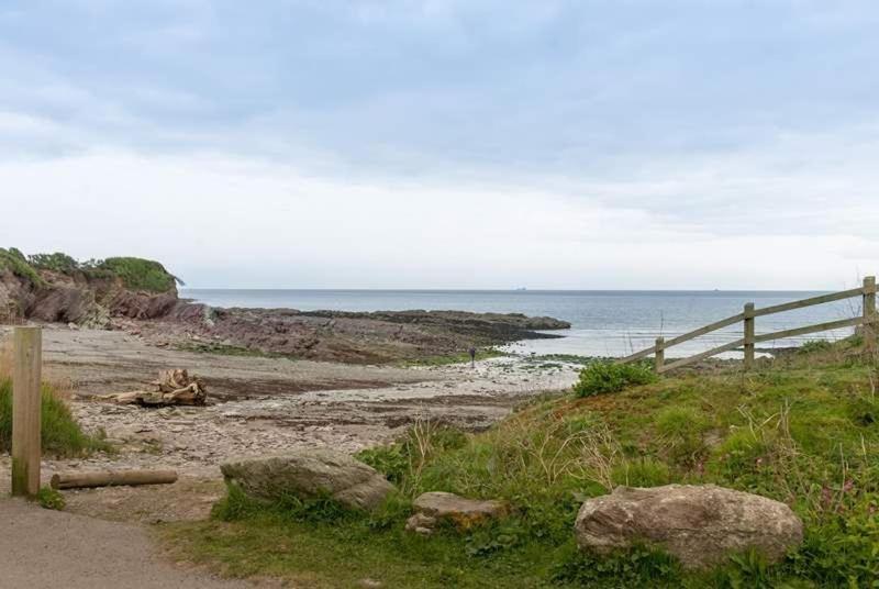 Cosy Beachfront Retreat With Stunning Sea Views & Free Access To A Local Indoor Pool *