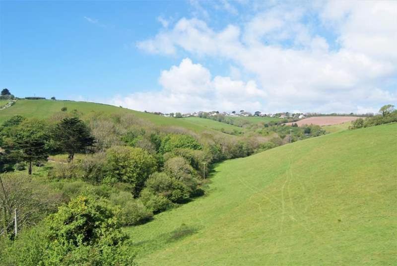 Cosy Beachfront Retreat With Stunning Sea Views & Free Access To A Local Indoor Pool Holiday home Talland