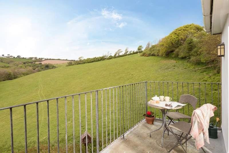 Cosy Beachfront Retreat With Stunning Sea Views & Free Access To A Local Indoor Pool Holiday home *