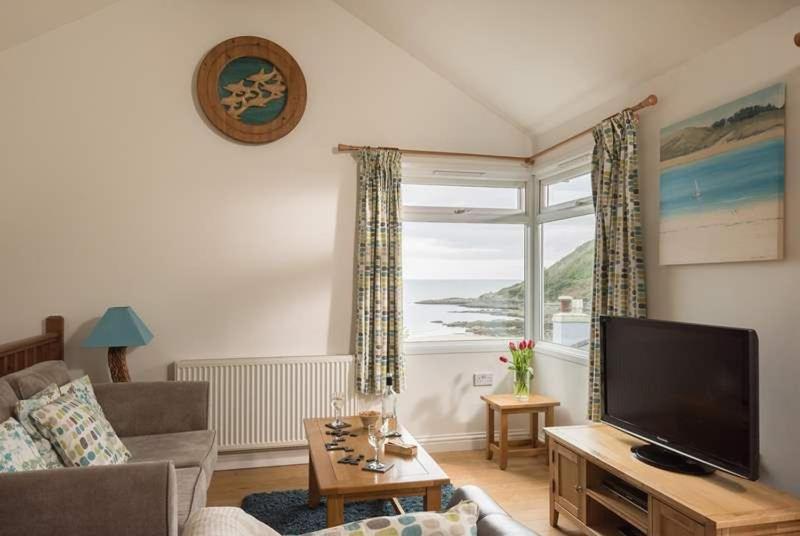 Cosy Beachfront Retreat With Stunning Sea Views & Free Access To A Local Indoor Pool Holiday home Talland