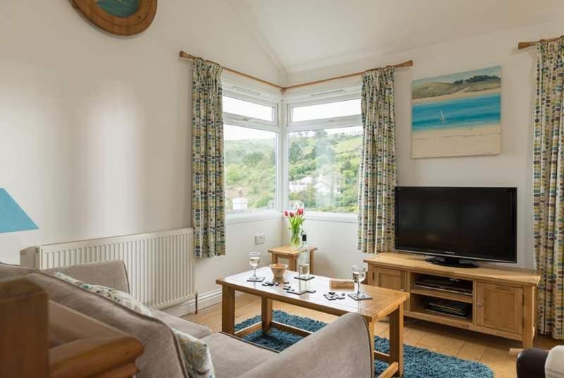 Cosy Beachfront Retreat With Stunning Sea Views & Free Access To A Local Indoor Pool Holiday home *